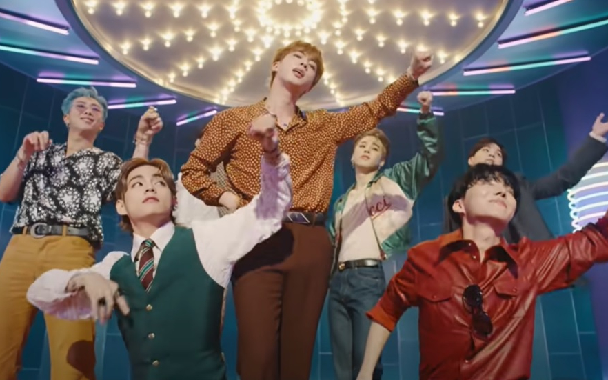 O grupo de k-pop BTS no clipe do hit Dynamite
