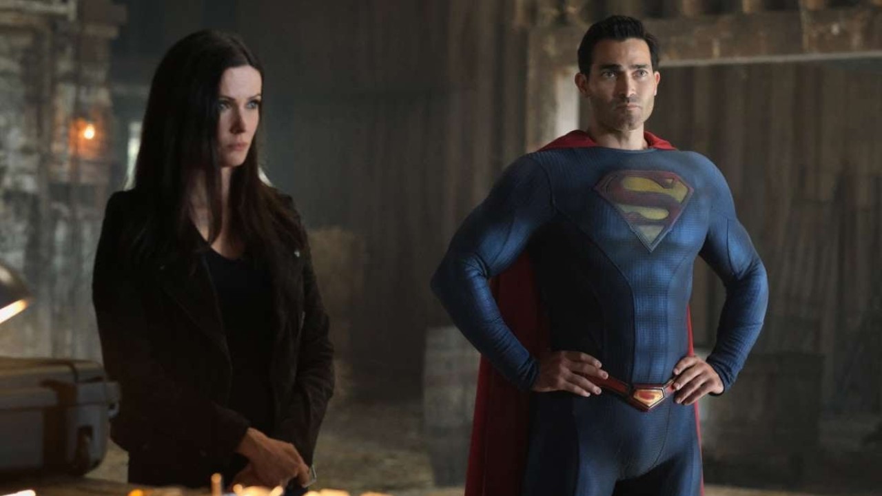 Elizabeth Tulloch e Tyler Hoechli em cena de Superman & Lois