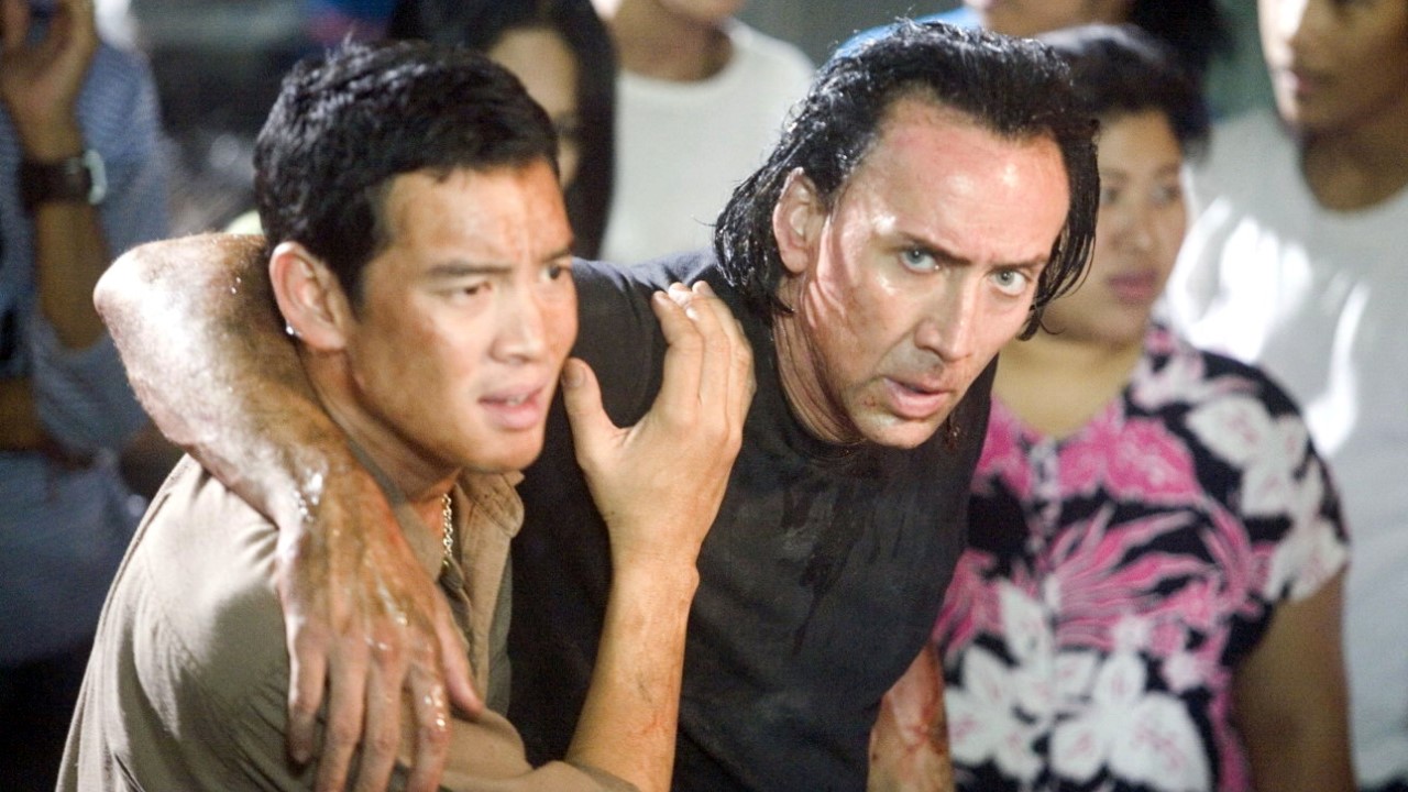 Shahkrit Yamnarm e Nicolas Cage em cena de Perigo em Bangkok