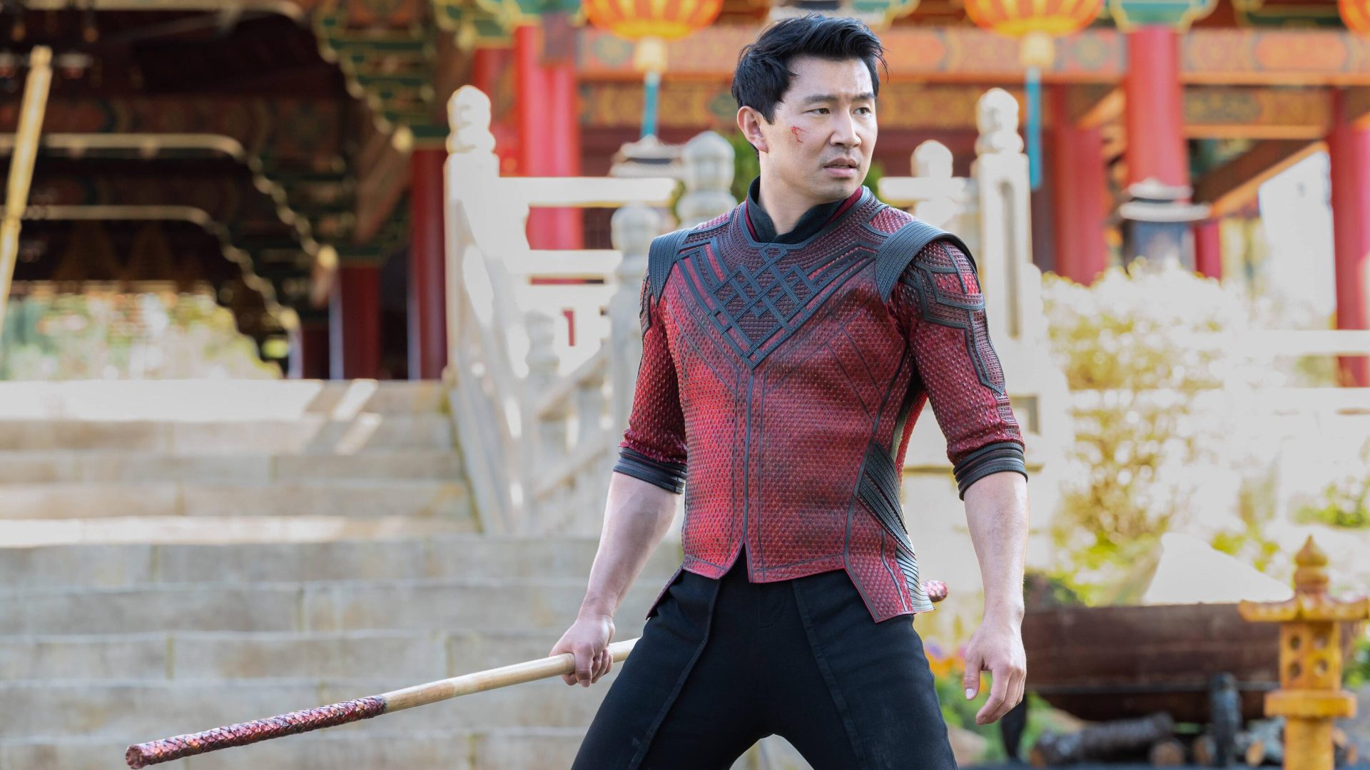 Simu Liu em cena de Shang-Chi e a Lenda dos Dez Anéis (2021)