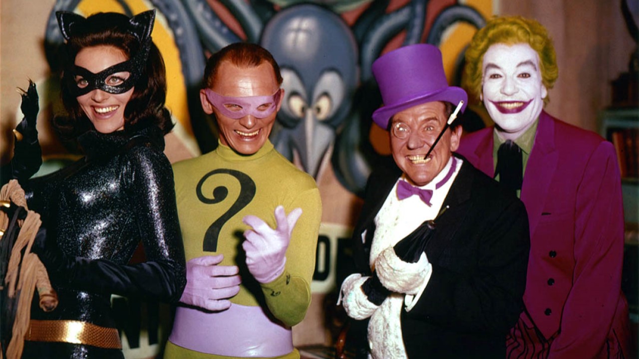 Lee Meriwether, Frank Gorshin, Burgess Meredith e Cesar Romero em cena de Batman - O Homem-Morcego (1966)
