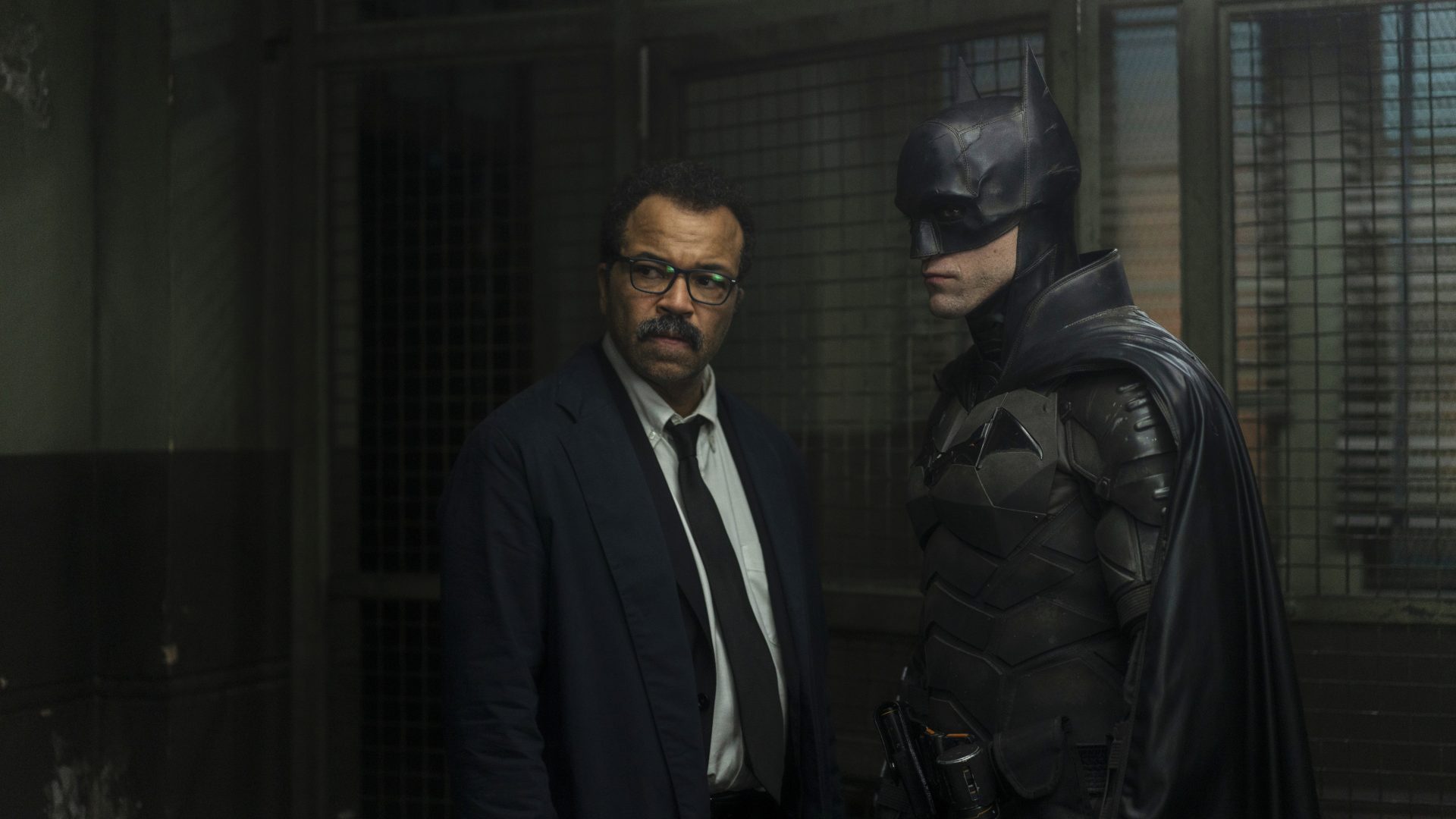 Jeffrey Wright como o comissário Gordon e Robert Pattinson como Batman em cena do novo filme dirigido por Matt Reeves