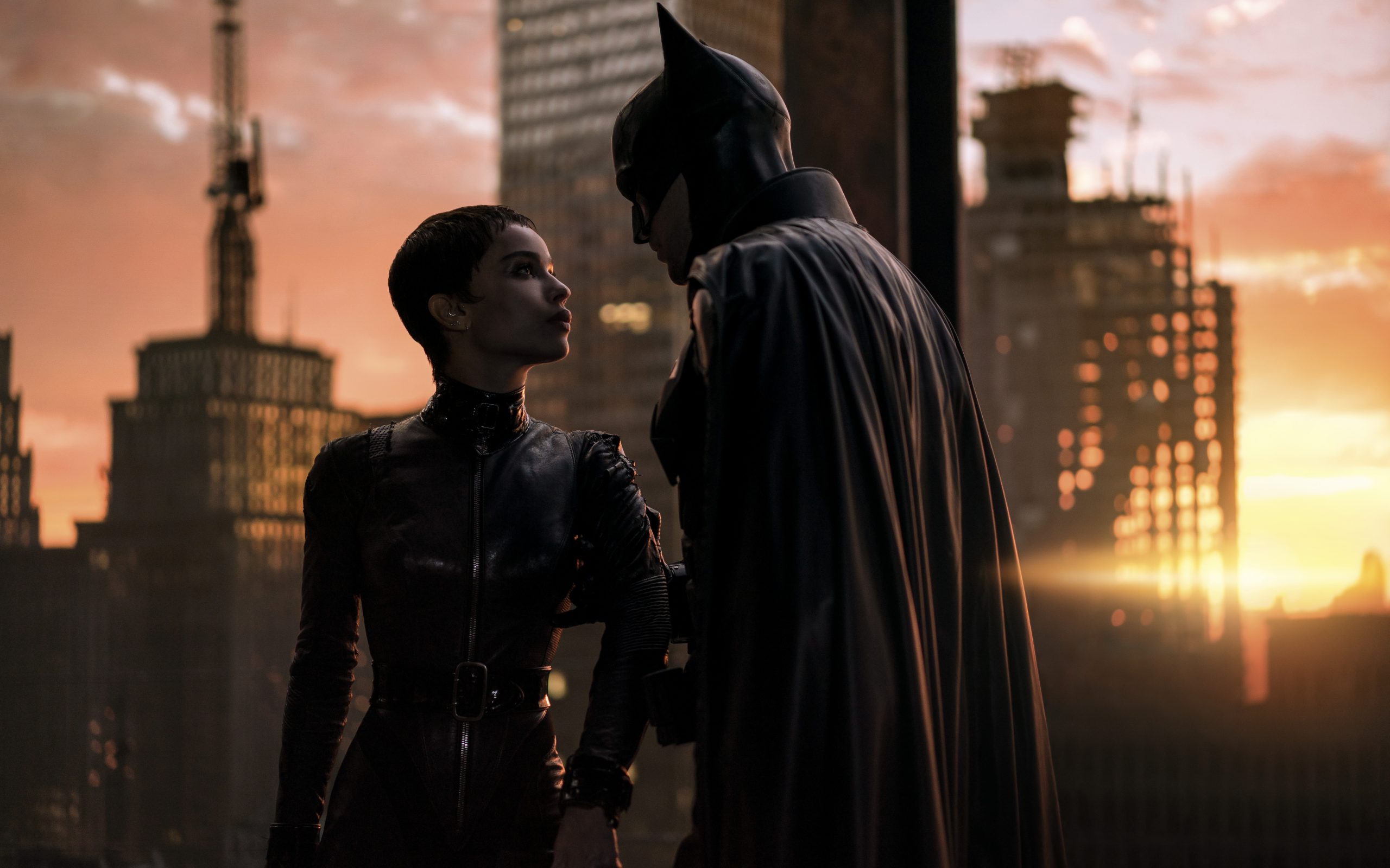 Zoë Kravitz como Selina Kyle e Robert Pattinson como Batman em cena do novo filme, dirigido por Matt Reeves