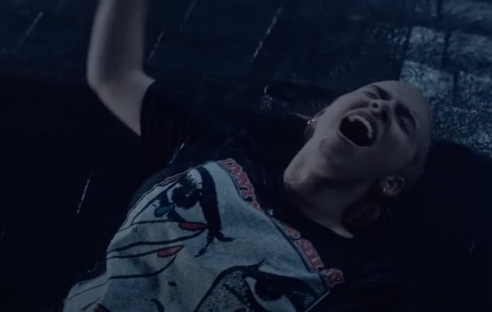 Billie Eilish canta no chão em clipe de Happier Than Ever