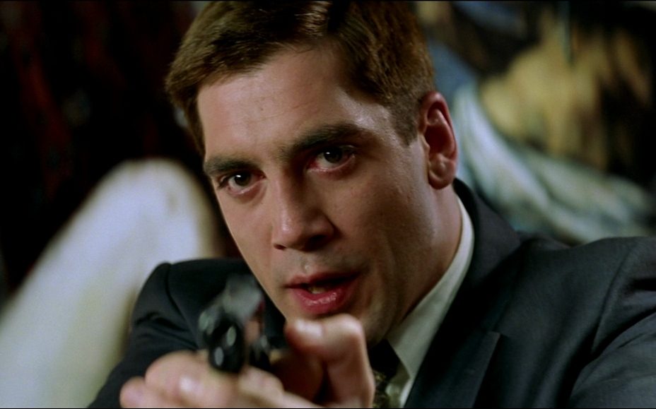 avier Bardem como o policial David de Paz em Carne Trêmula (1997)