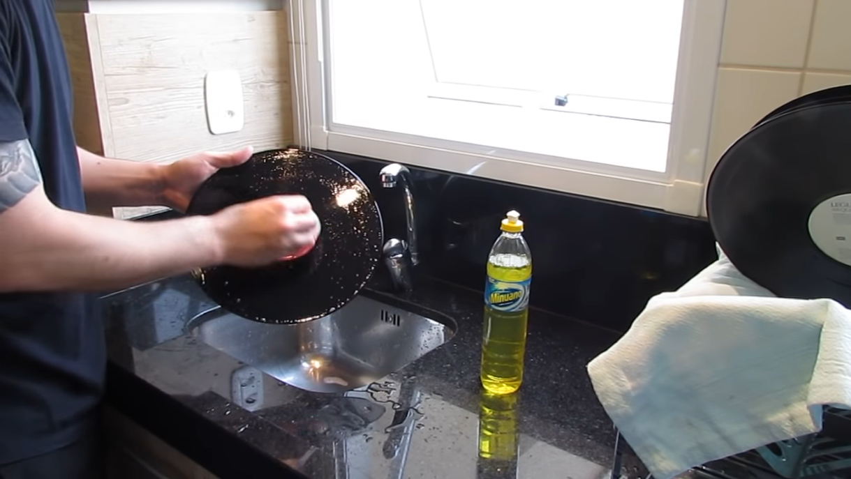 Vídeo faz tutorial de como limpar um disco de vinil de maneira simples e caseira