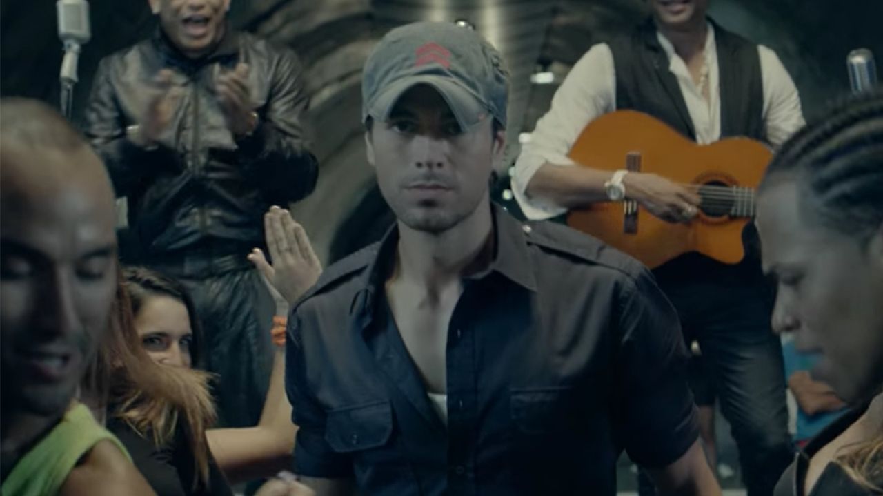 Enrique Iglesias em trecho do clipe Bailando ft. Descemer Bueno, Gente De Zona