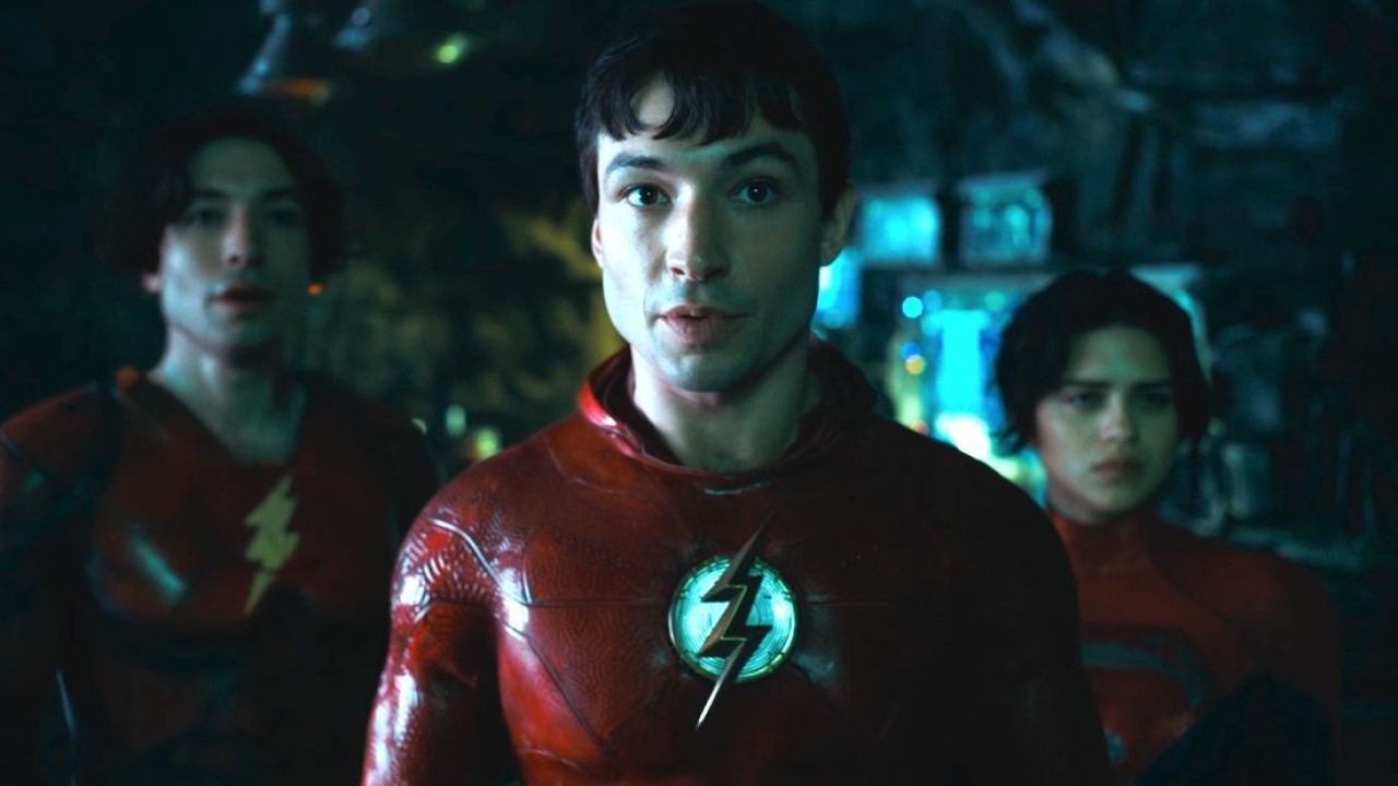 Ezra Miller e Sasha Calle em cena de The Flash