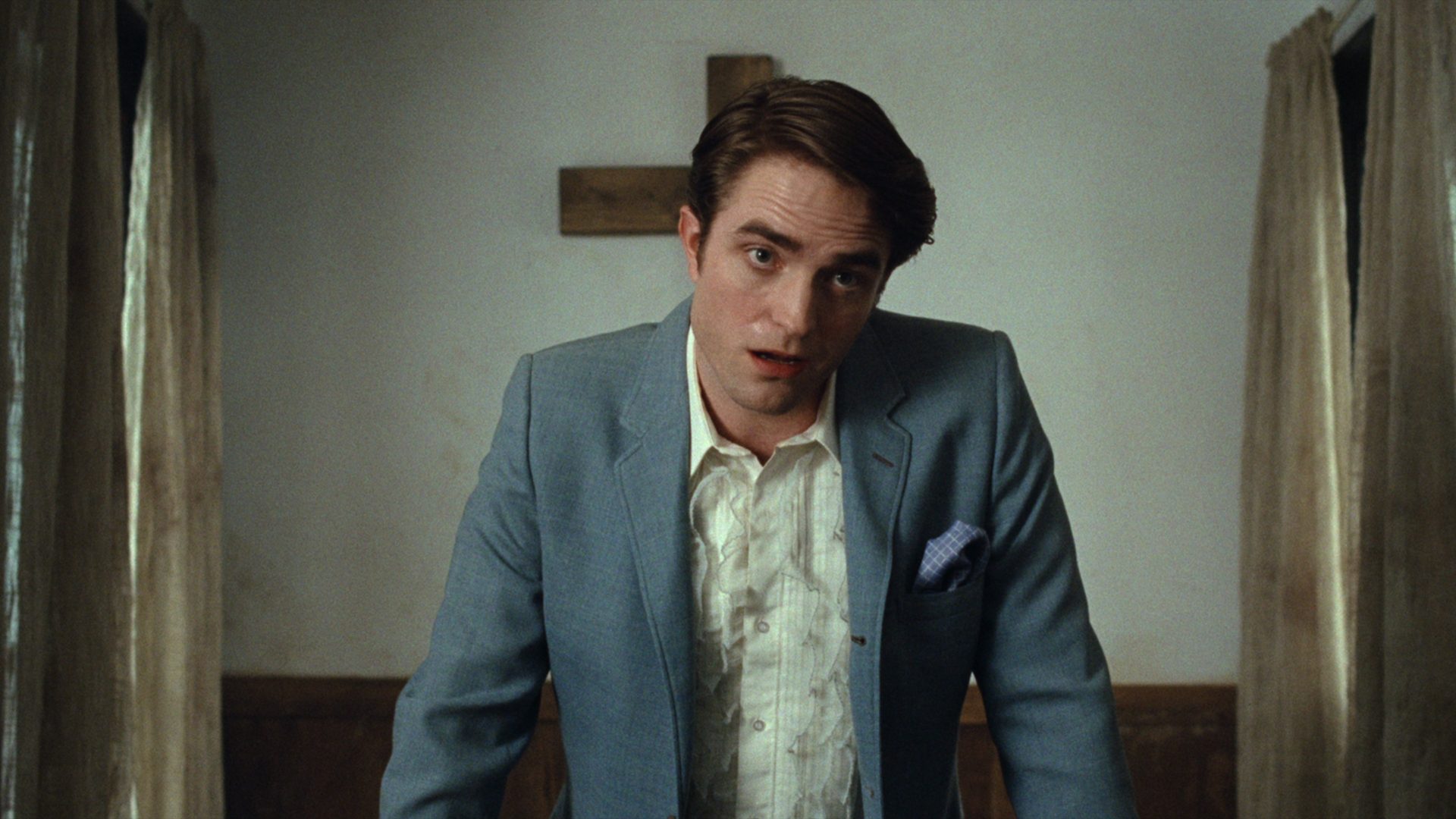 Robert Pattinson como o pastor Preston Teagardin em O Diabo de Cada Dia (2020)