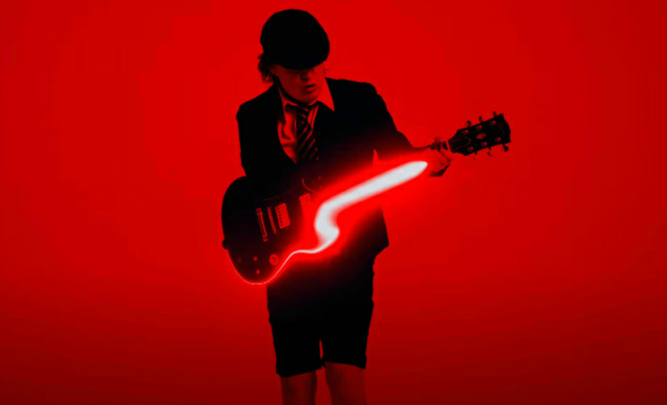O guitarrista Angus Young toca um instrumento com neon no clipe de Shot In the Dark, do AC/DC