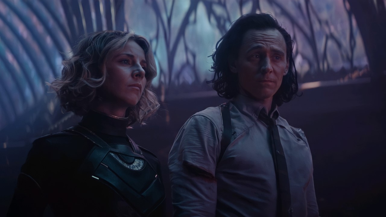 Sophia Di Martino e Tom Hiddleston em cena da série Loki