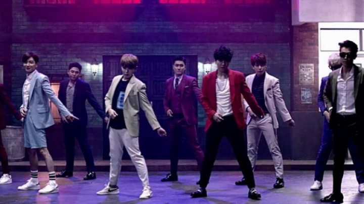 Os integrantes do Super Junior em trecho do clipe Devil