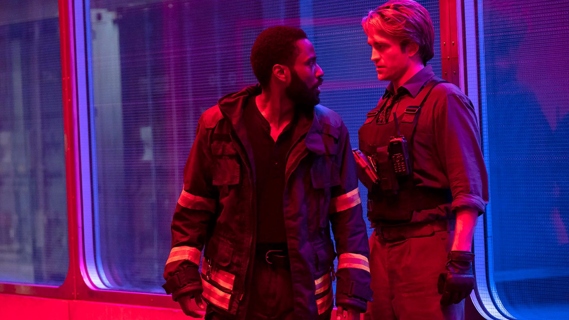 John David Washington e Robert Pattinson como os agentes Protagonista e Neil em Tenet (2020)