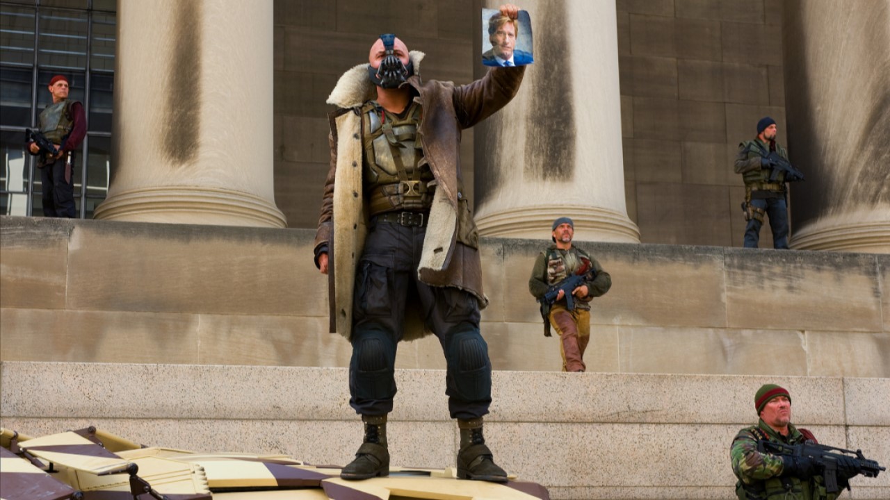 Tom Hardy em cena de Batman - O Cavaleiro das Trevas Ressurge (2012)