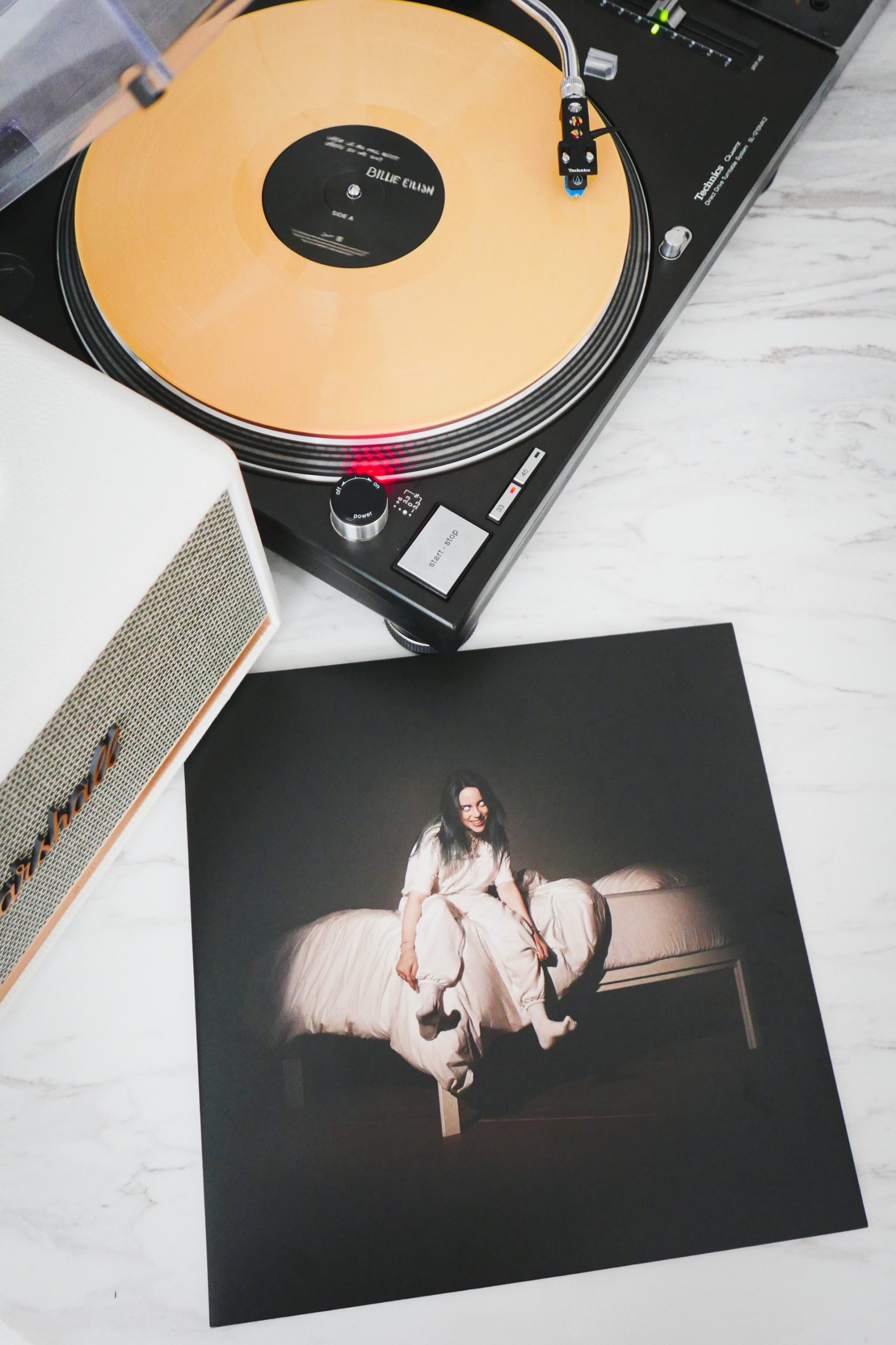 LP amarelo do primeiro disco da cantora Billie Eilish