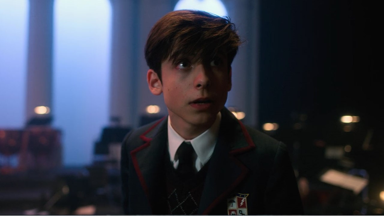 Aidan Gallagher em cena de The Umbrella Academy