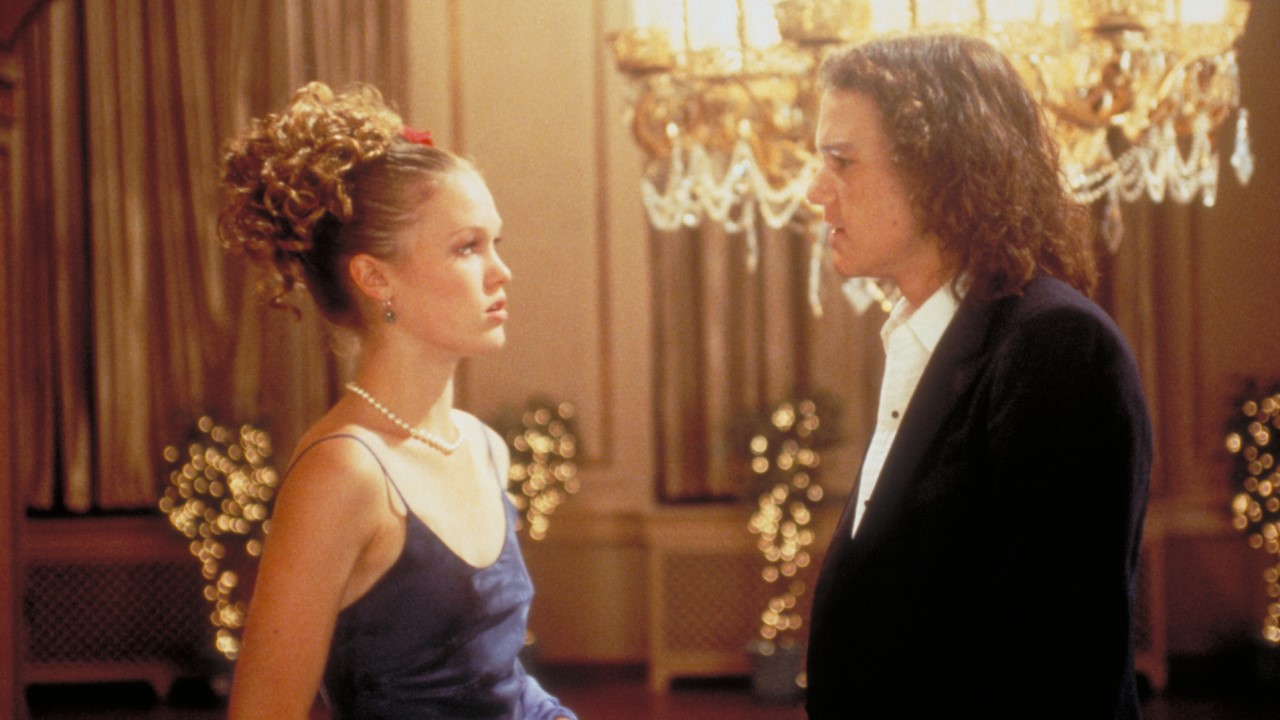 Julia Stiles e Heath Ledger em cena de 10 Coisas que Eu Odeio em Você