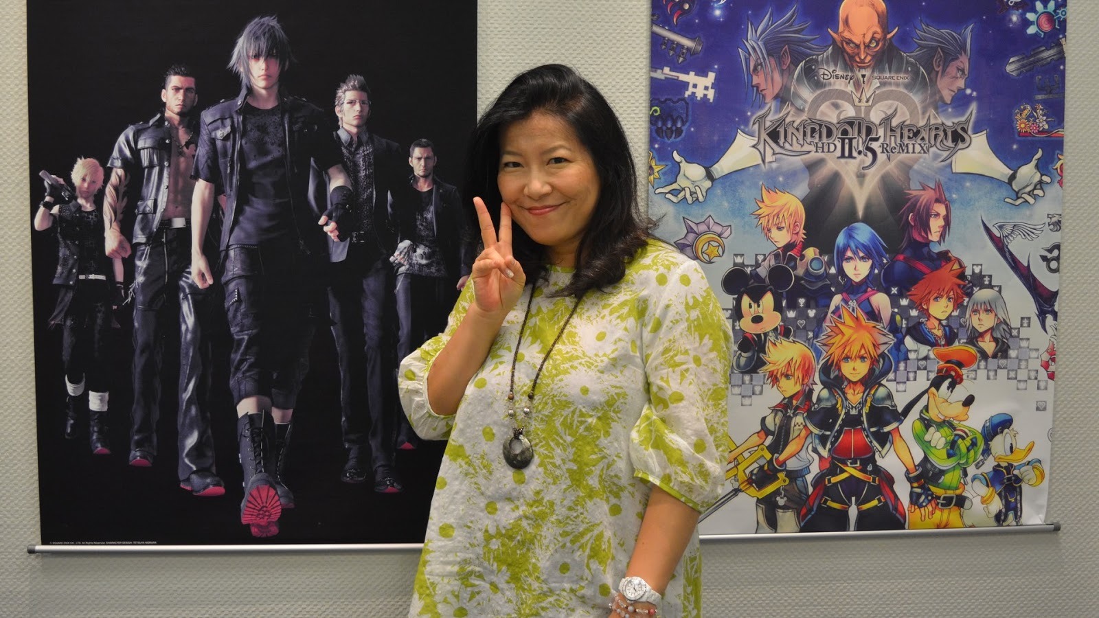 Yoko Shimomura e cartazes de Final Fantasy XV e Kingdom Hearts 2.5