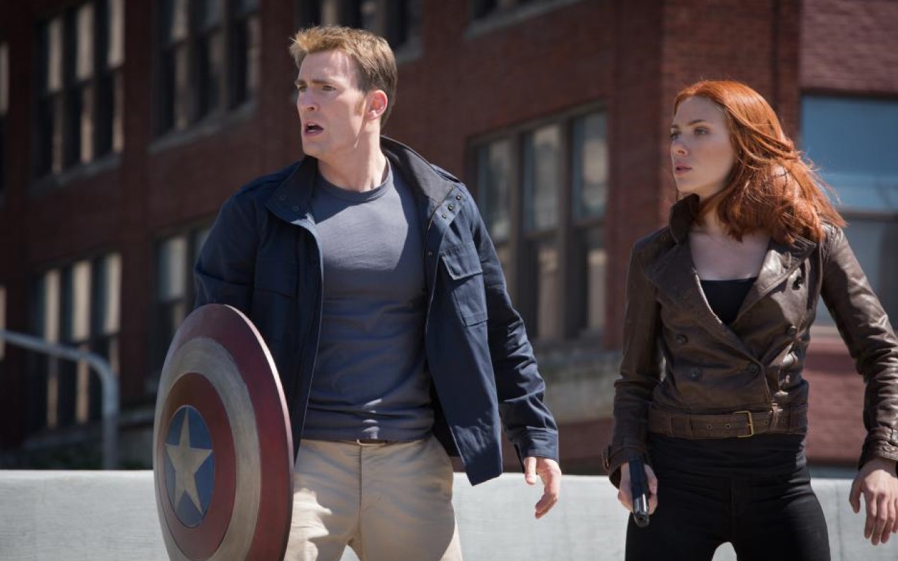 Chris Evans e Scarlett Johansson em Capitão América 2: O Soldado Invernal