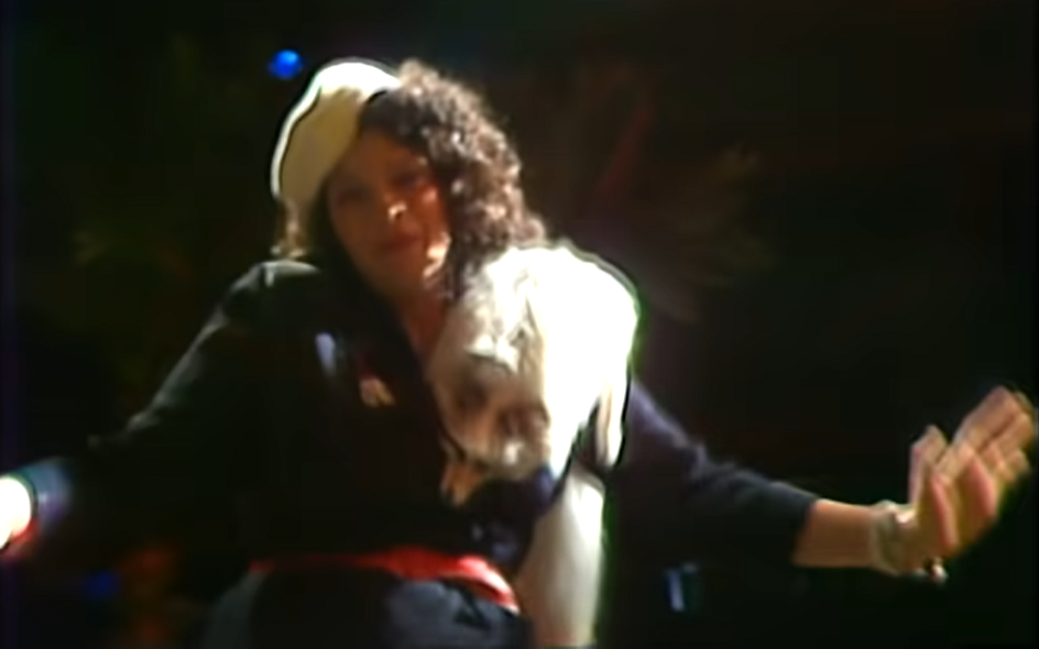 A cantora Cory Daye dança em vídeo dos anos 1980