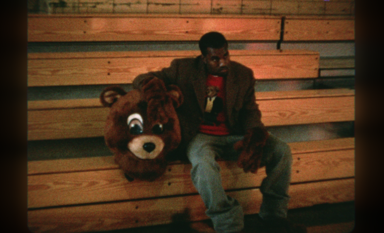 Kanye West fantasiado de urso, na época do lançamento do disco The College Dropout