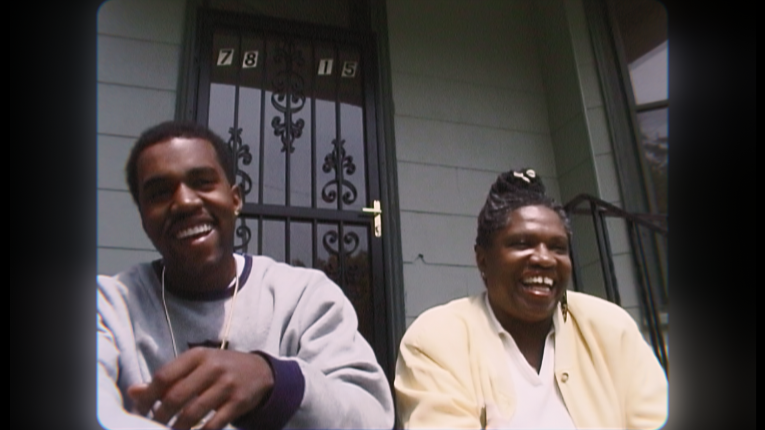 O rapper Kanye West ri ao lado da mãe, Donda West