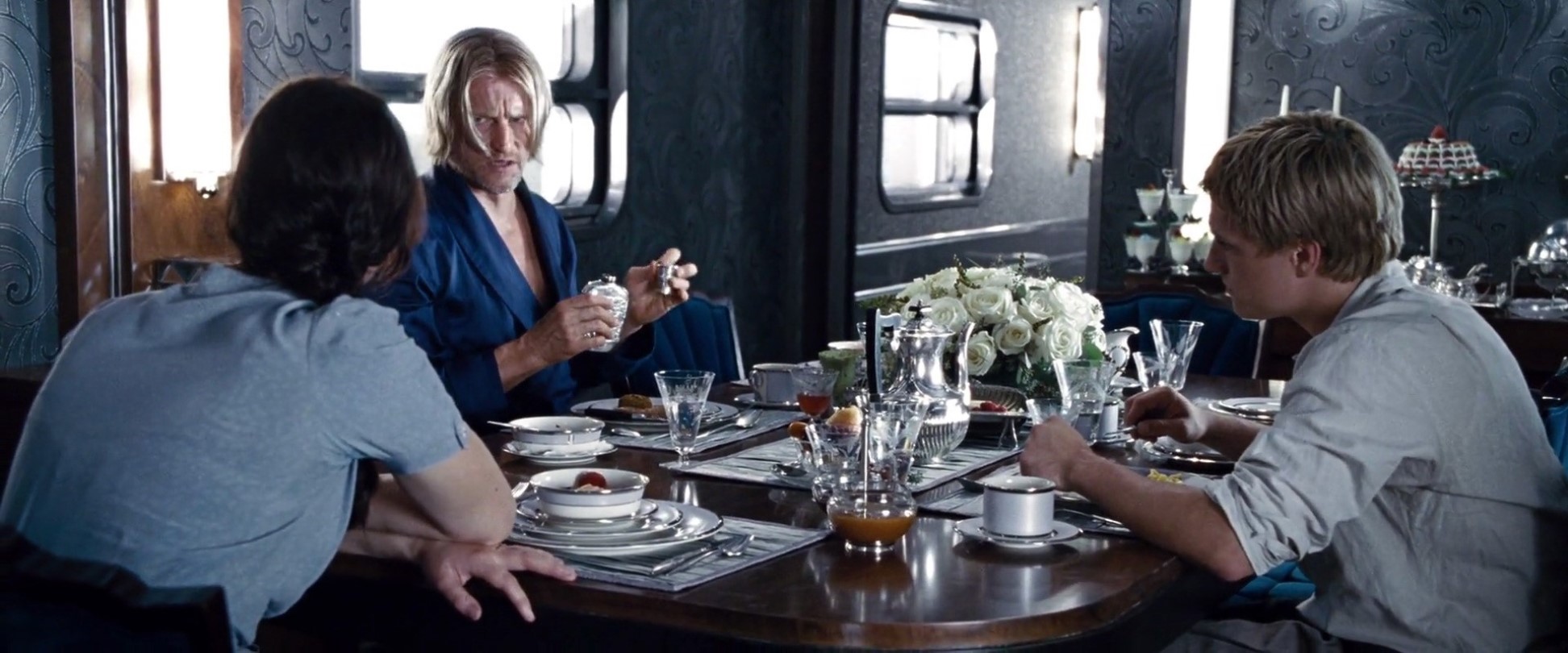 Jennifer Lawrence, Woody Harrelson e Josh Hutcherson em cena de Jogos Vorazes