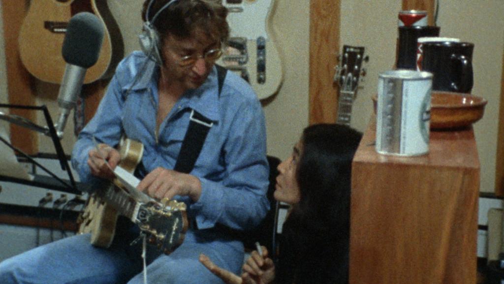 John Lennon e Yoko Ono em cena da produção