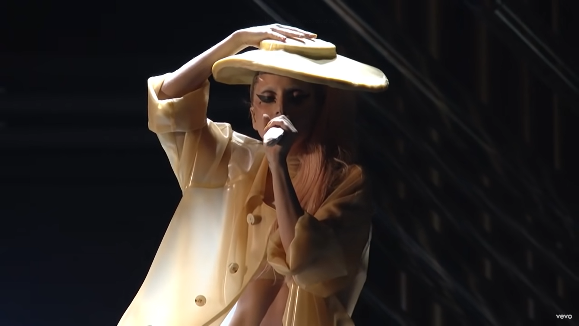 Lady Gaga performa Born This Way em Grammy