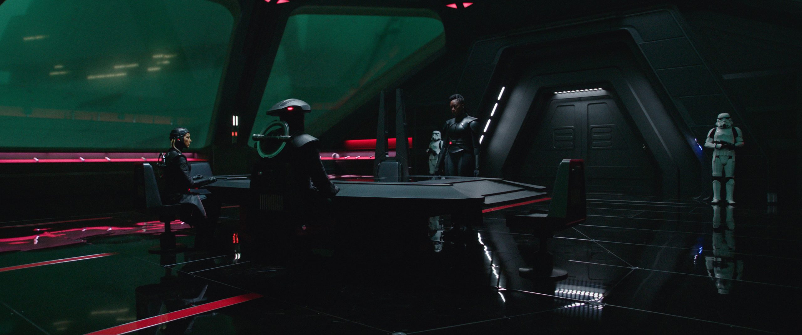 Sung Kang e Moses Ingram em cena de Obi-Wan Kenobi