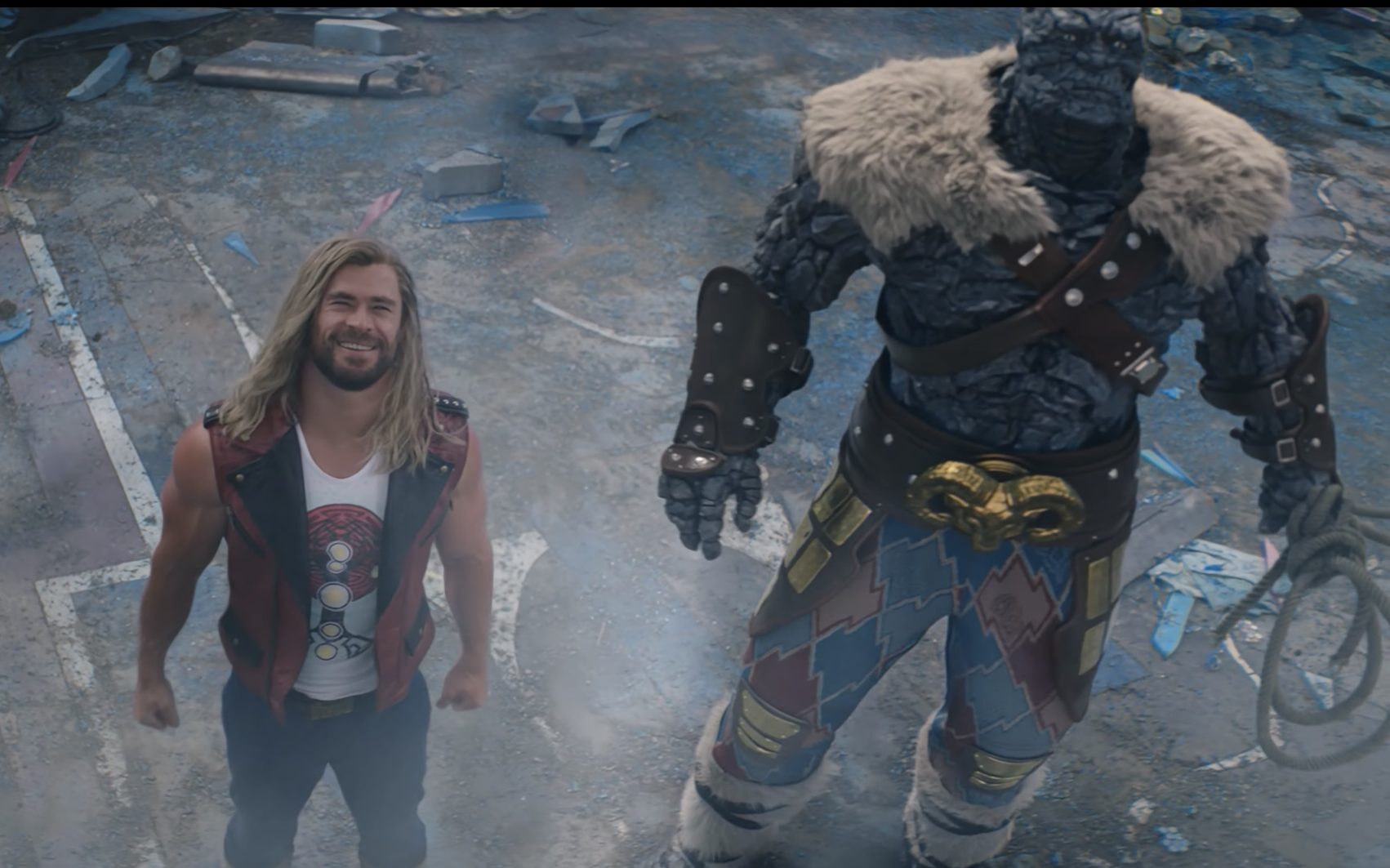 Thor (Chris Hemsworth) e Korg (Taika Waititi) em cena de Thor: Amor e Trovão