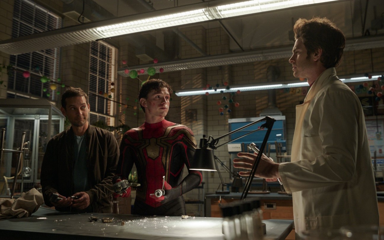 Tobey Maguire, Tom Holland e Andrew Garfield em cena de Homem-Aranha 3
