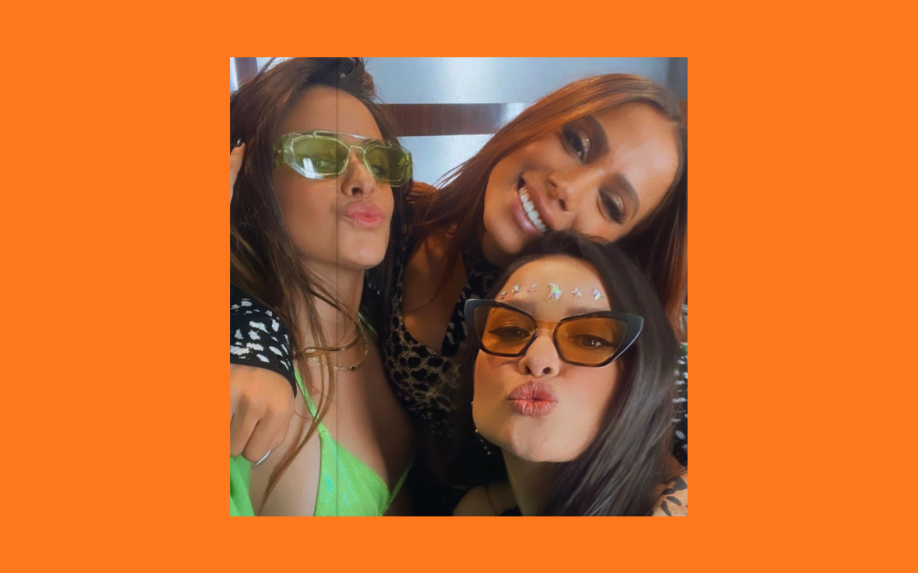 Camila Cabelo, Juliette e Anitta posam em foto juntas no Coachella 2022