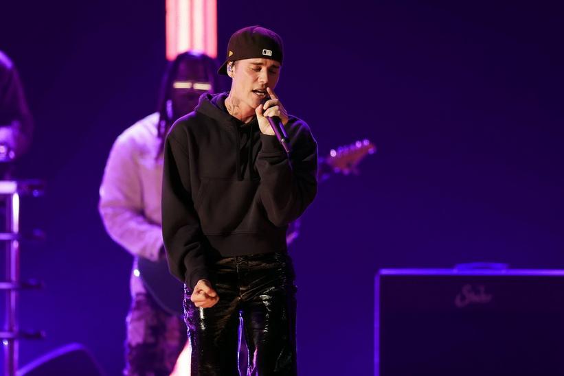 Justin Bieber performa Peaches no Grammy Awards 2022