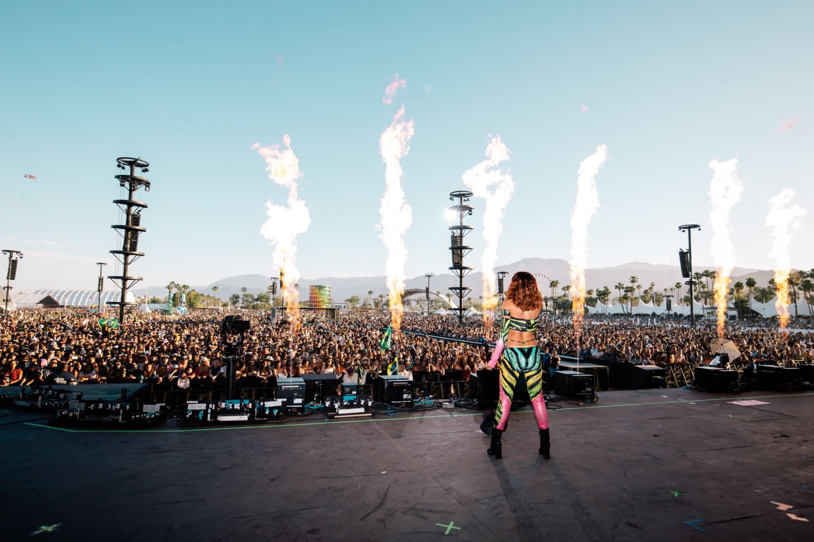 Anitta se apresentou no primeiro dia do grande festival na Califórnia