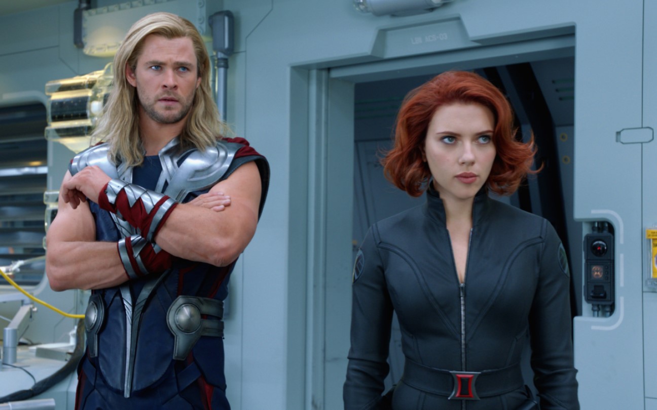 Chris Hemsworth e Scarlett Johansson em cena de Os Vingadores