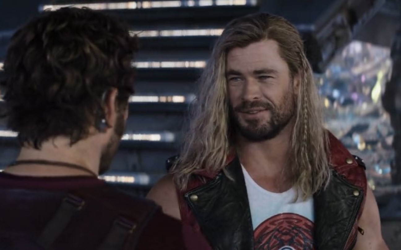 Chris Pratt e Chris Hemsworth em cena de Thor: Amor e Trovão