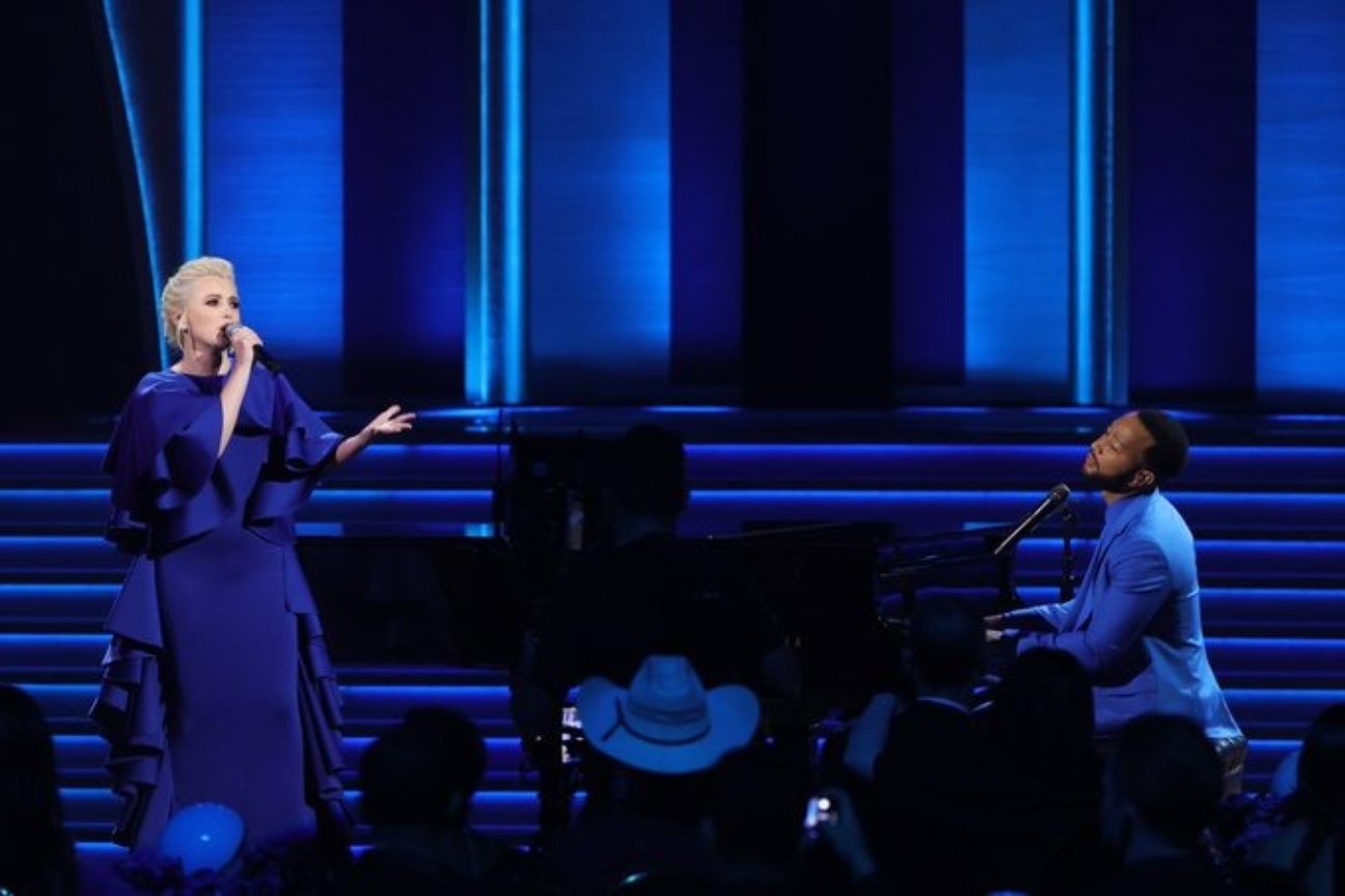 3.abr.2022 - John Legend e Mika Newton se apresentam no Grammy 2022