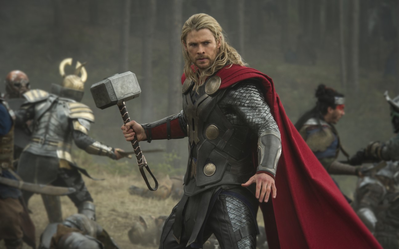 Chris Hemsworth em cena de Thor: O Mundo Sombrio