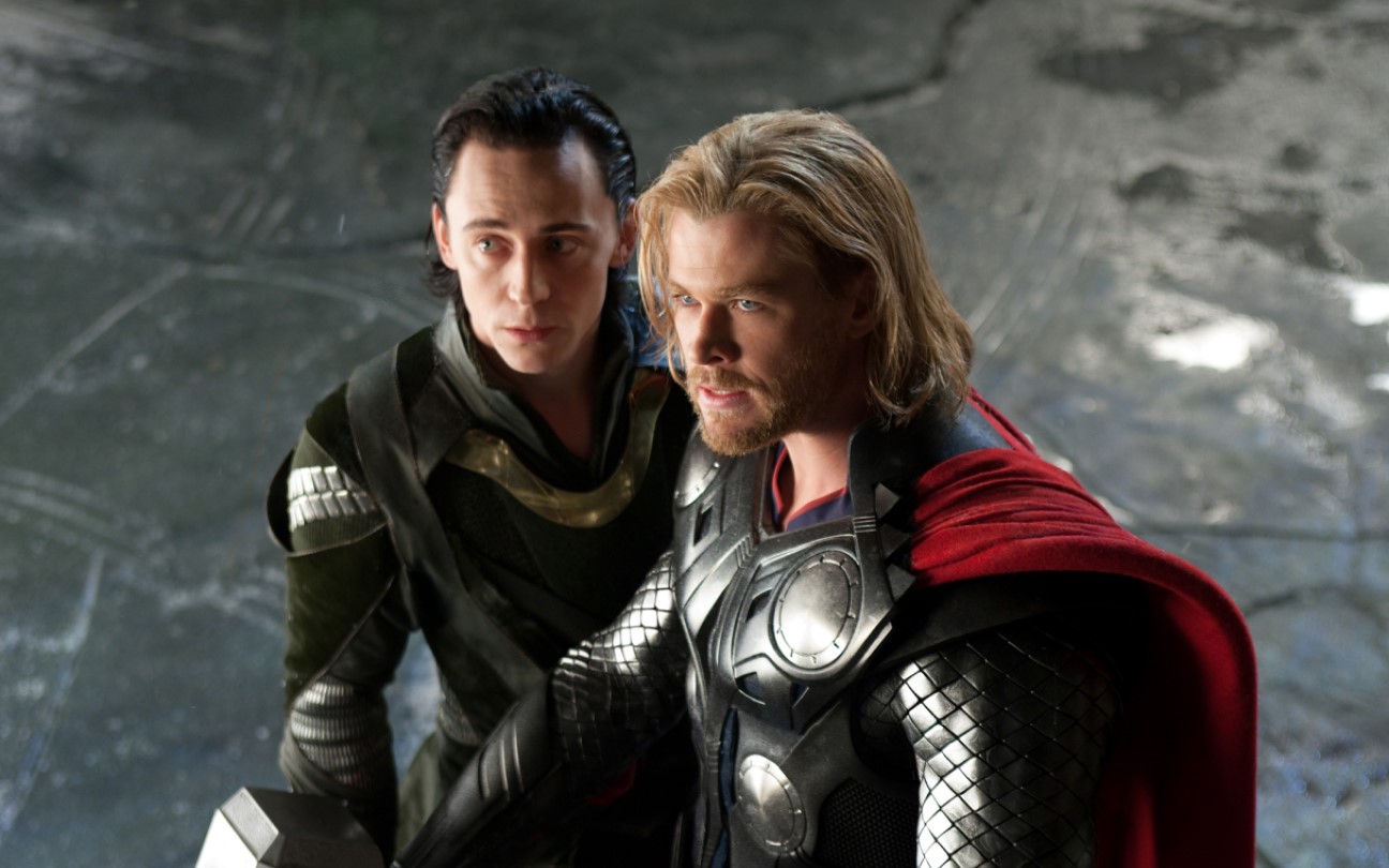 Tom Hiddleston e Chris Hemsworth em cena de Thor