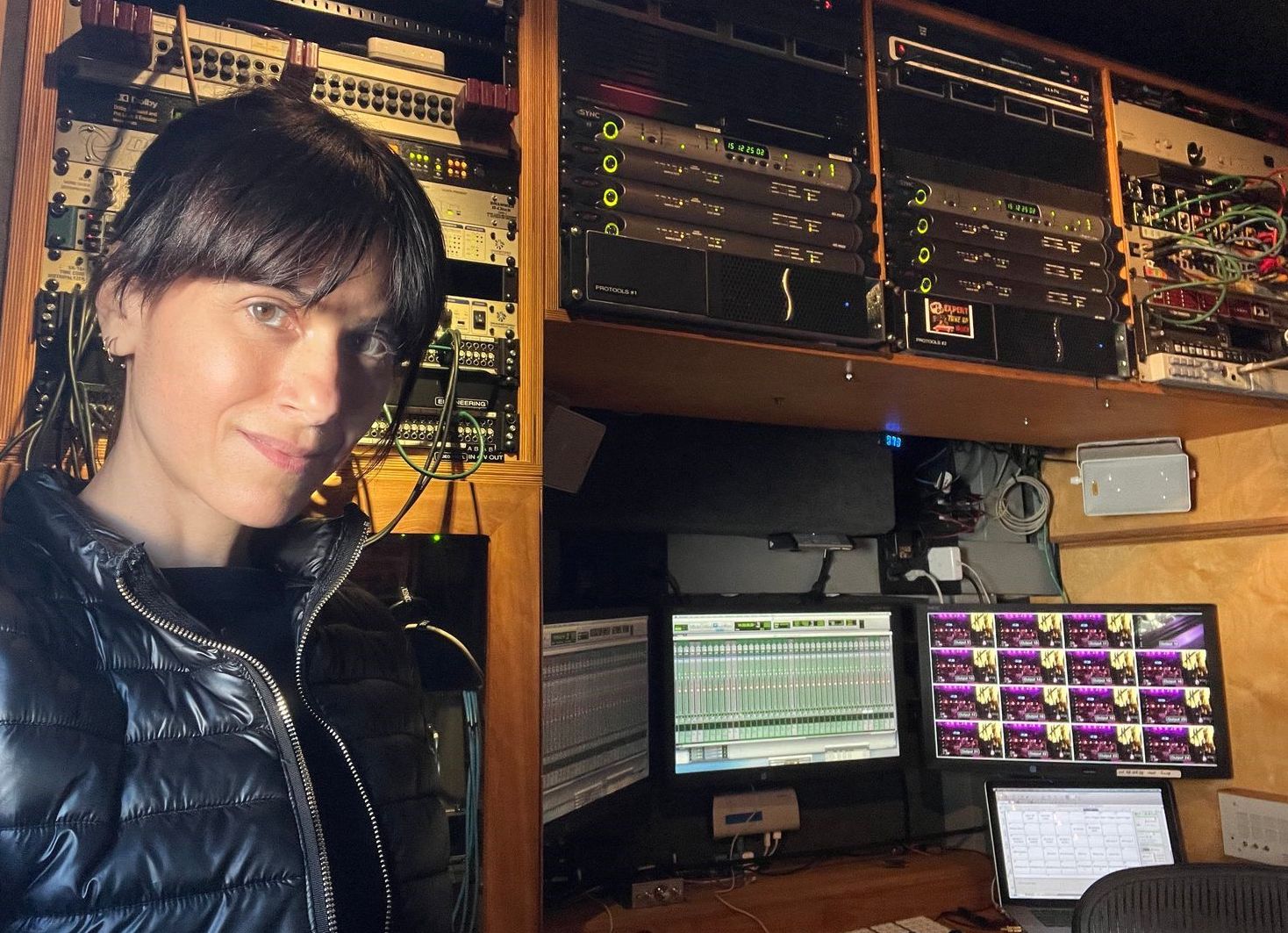 Fernanda é Pro Tools Recordista da M&B Audio: [Essa é a] minha “mesa de trabalho” no caminhão de gravação e mixagem