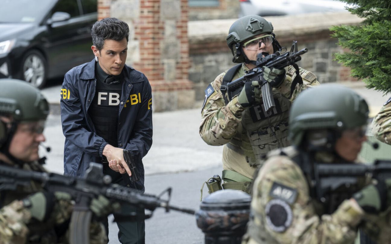 John Boyd em cena do episódio censurado de FBI