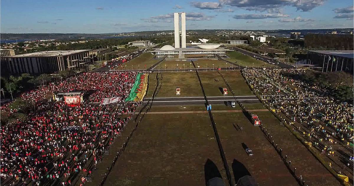 Petra Costa discorre entre memórias pessoais e as transformações do cenário político brasileiro