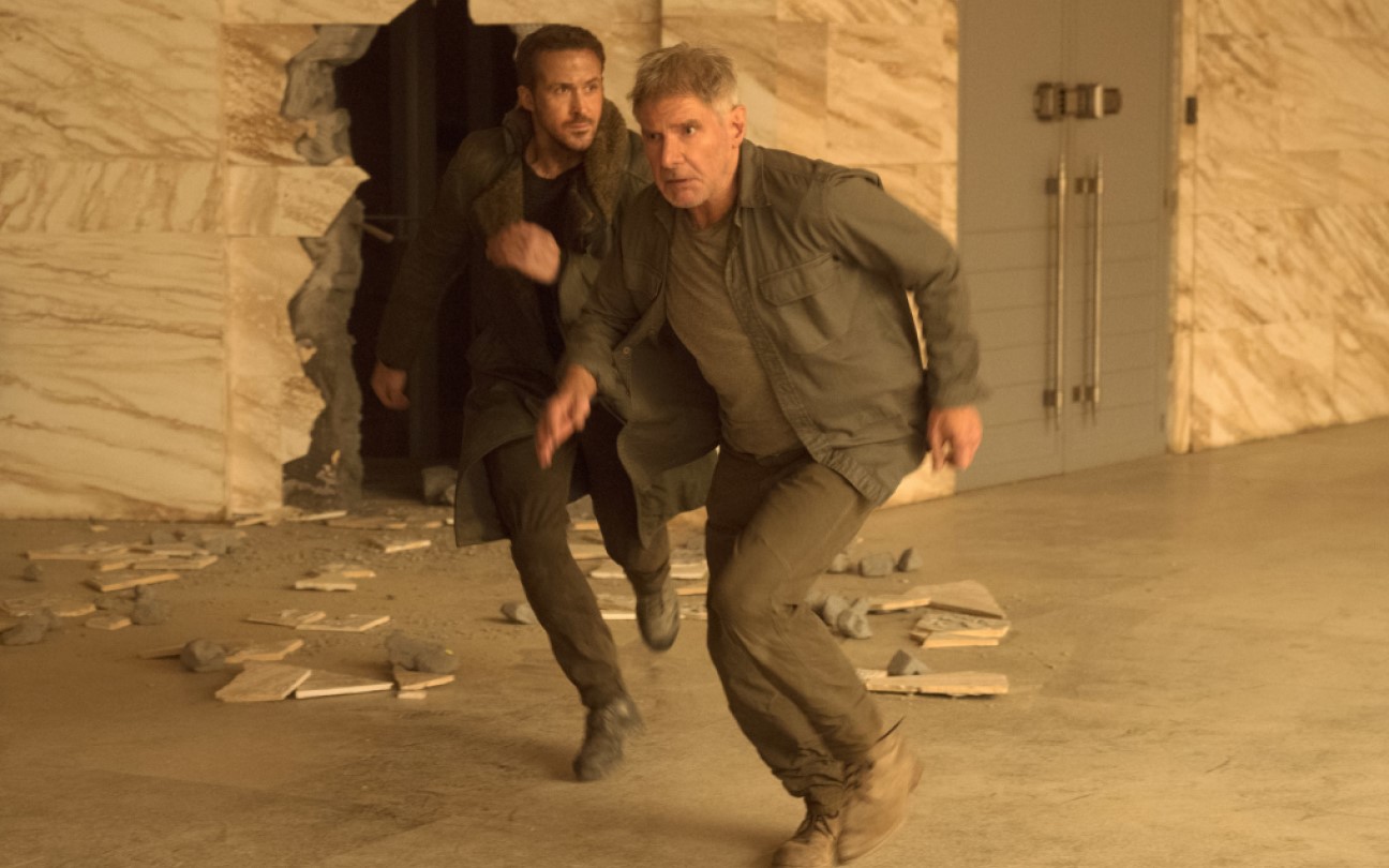Ryan Gosling e Harrison Ford em cena de Blade Runner 2049
