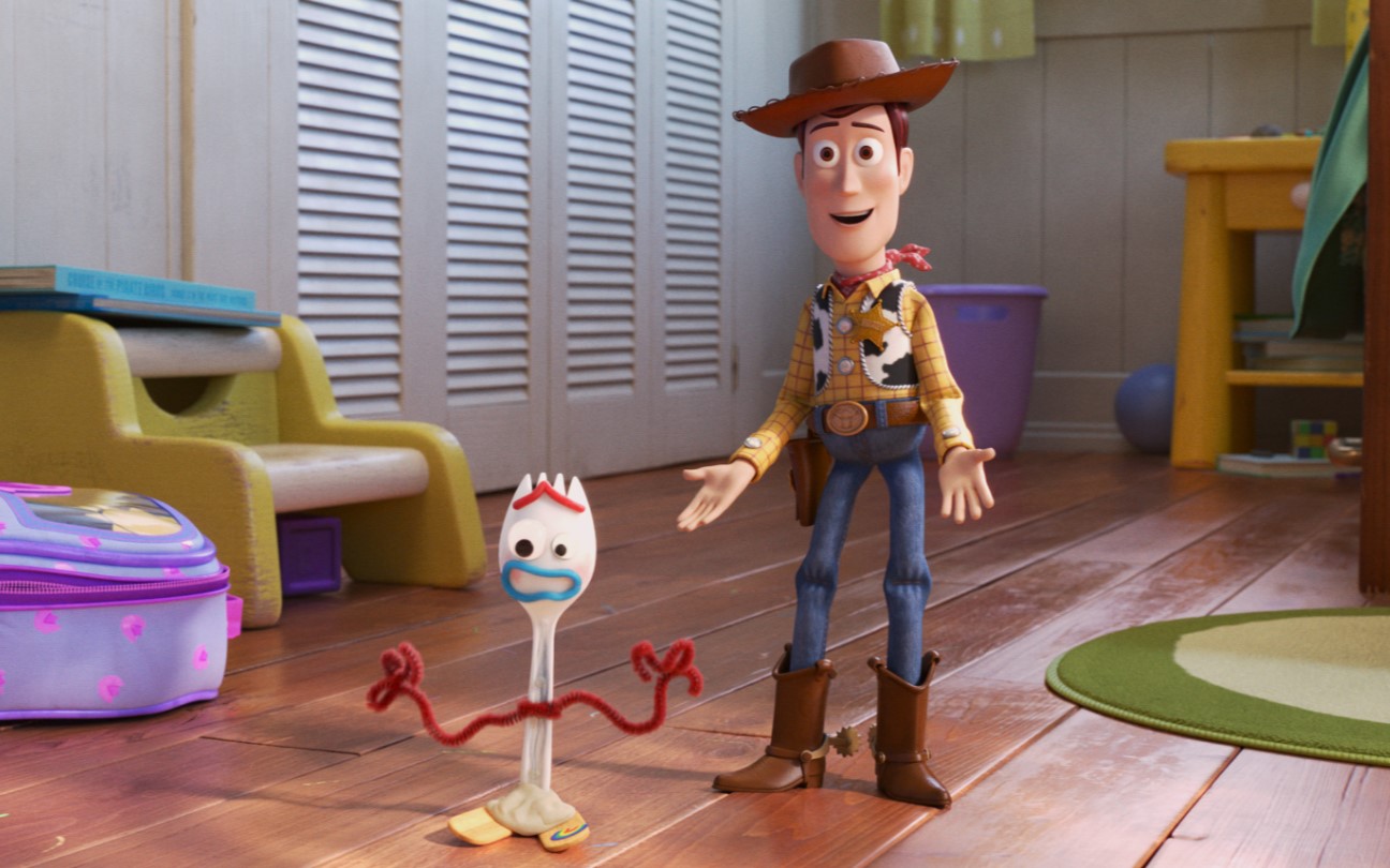 Tony Hale e Tom Hanks em cena de Toy Story 4