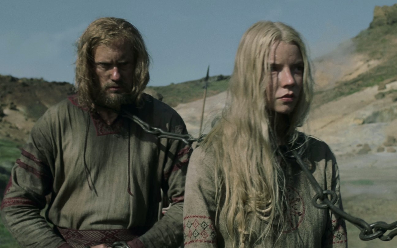Alexander Skarsgård e Anya Taylor-Joy em cena de O Homem do Norte