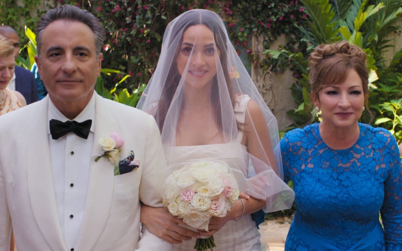 Andy Garcia, Adria Arjona e Gloria Estefan em cena de O Pai da Noiva