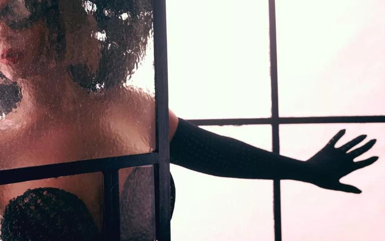 Ilustração de Beyoncé usando óculos de sol atrás de uma janela