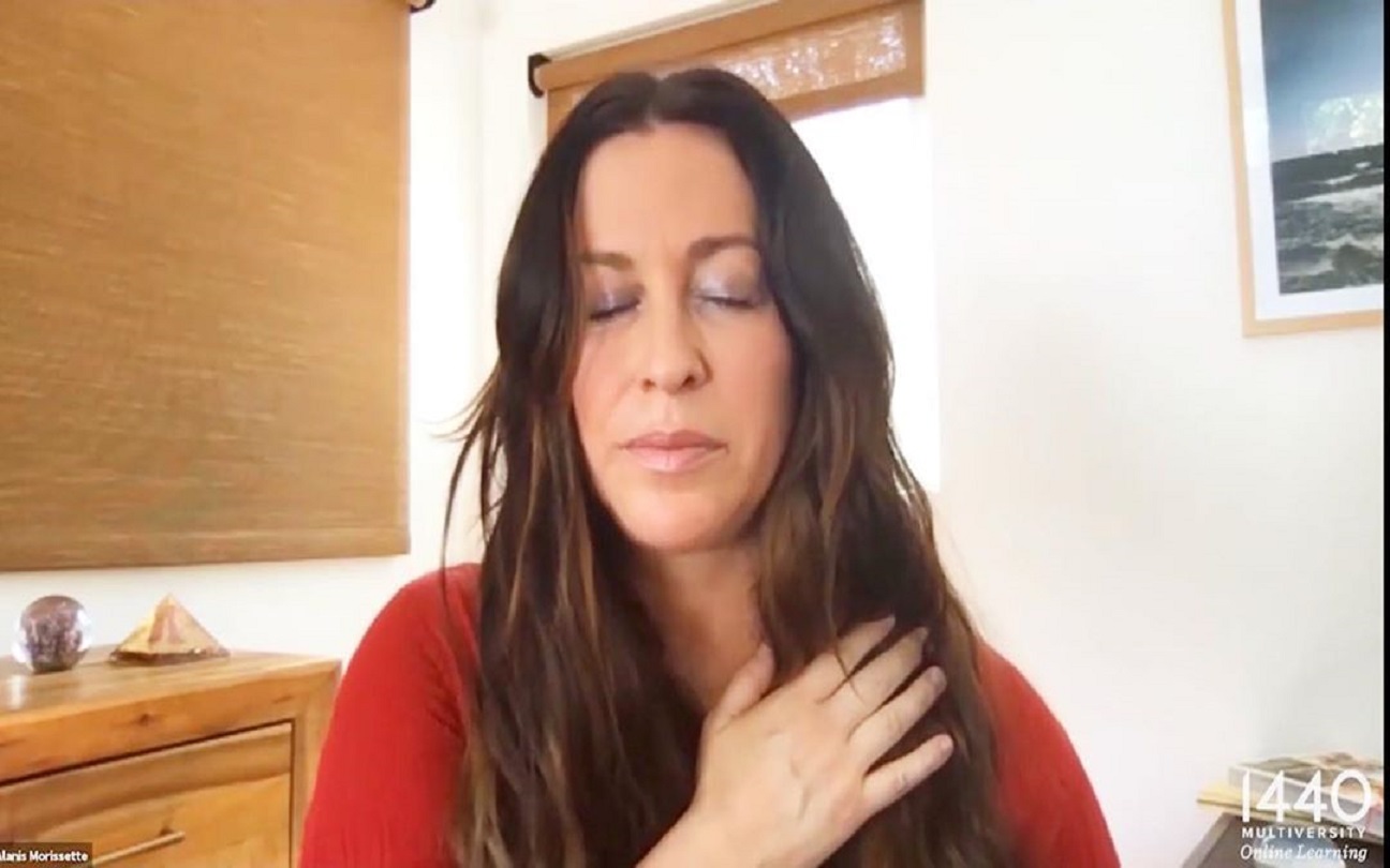 Músicas para meditar: Alanis Morissette vai lançar álbum de meditação