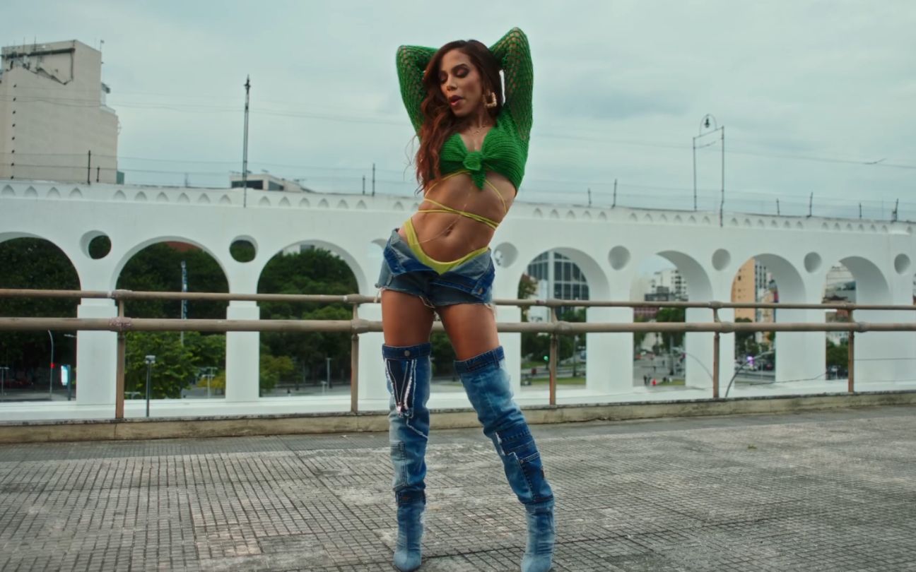Anitta posa em frente aos Arcos da Lapa no clipe de Dançarina